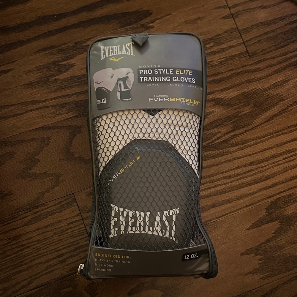 Everlast Elite Boxing Gloves in Black and White